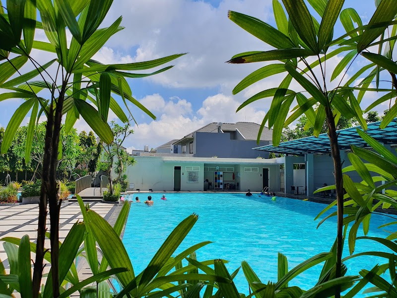 Dian Istana Swimming Pool in Dukuh Pakis