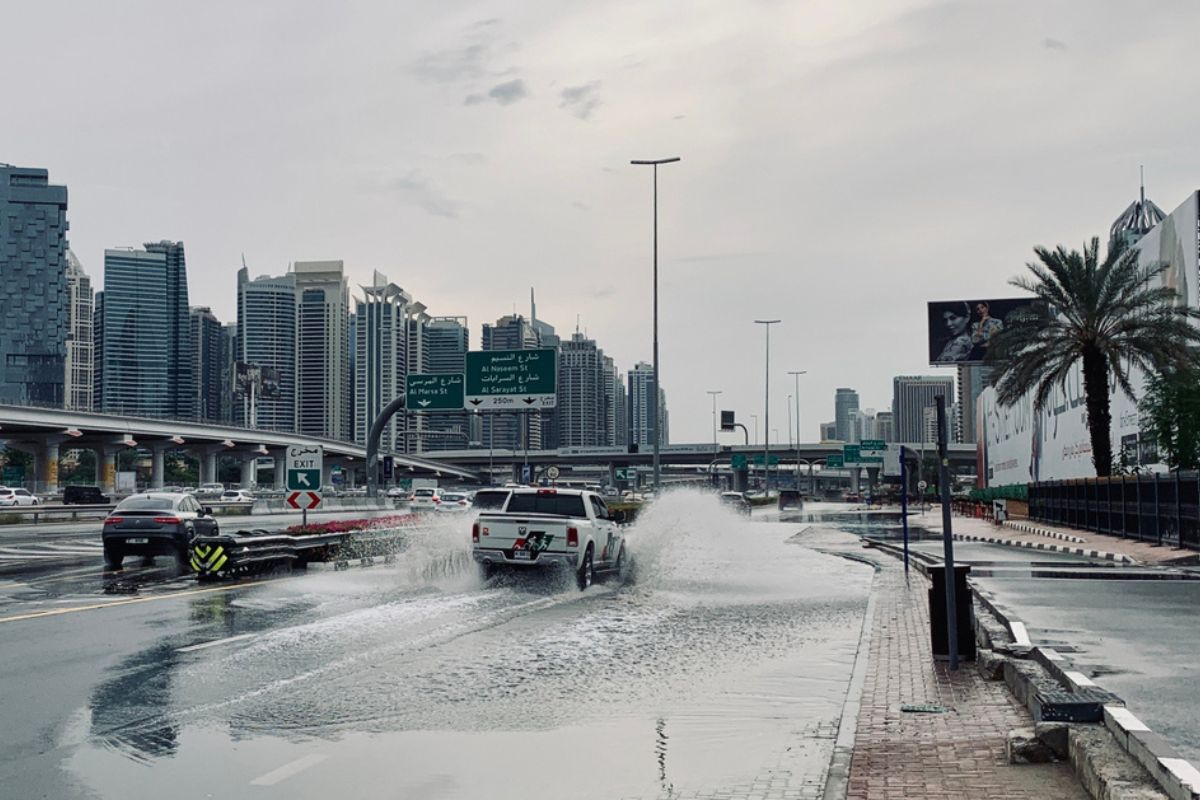 Footage Photos Of Rains Flood Abu Dhabi - Ulastempat International