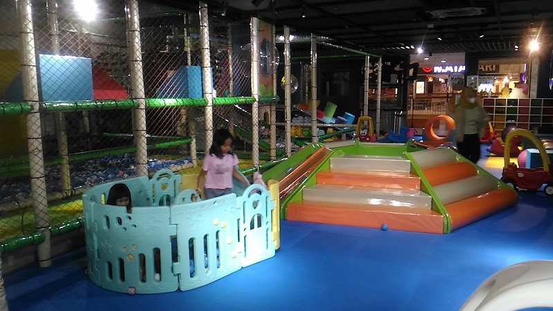 Salah satu playground yang ada di Kebon Jeruk, Jakarta Barat