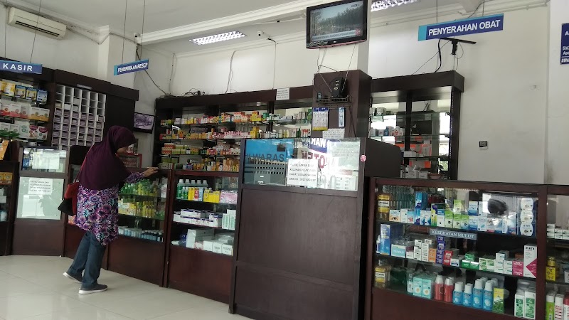 Toko apotek yang ada di Cilandak, Jakarta Selatan
