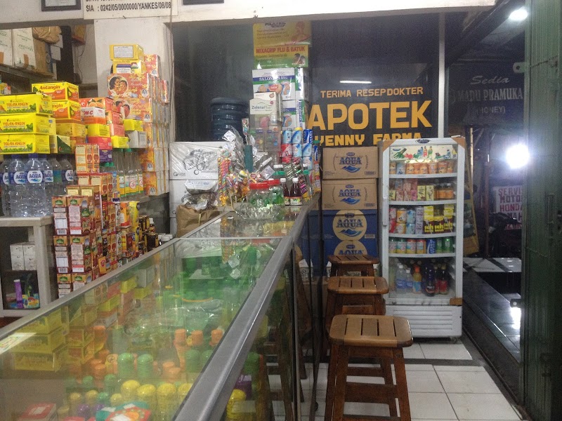 Toko apotek yang ada di Ciracas, Jakarta Timur