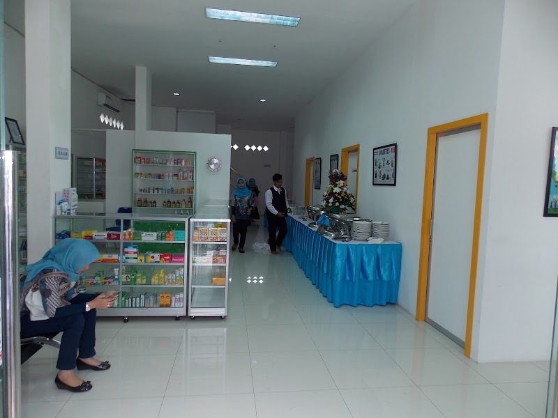 Toko apotek yang ada di Kramat Jati, Jakarta Timur