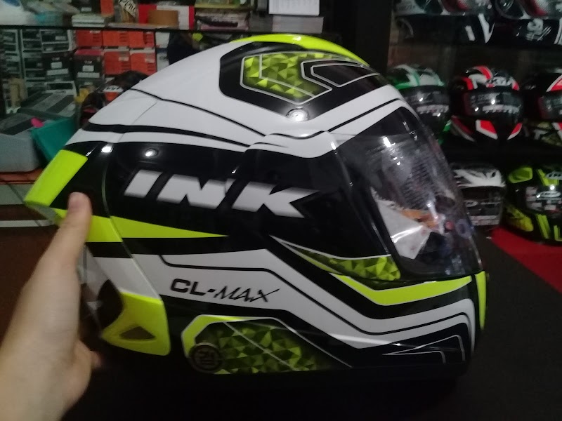 Toko Helm di Banjar