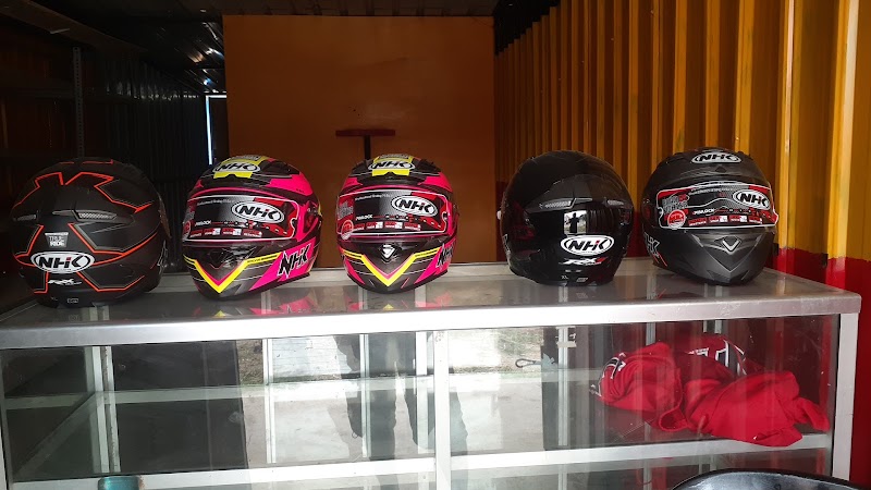 Toko Helm di Kolaka Timur