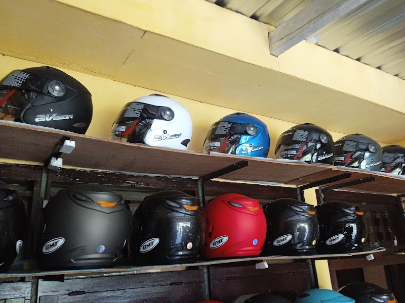 Toko Helm di Lombok Tengah