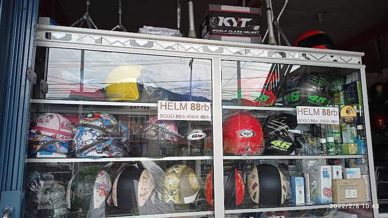 Toko Helm di Padang Panjang