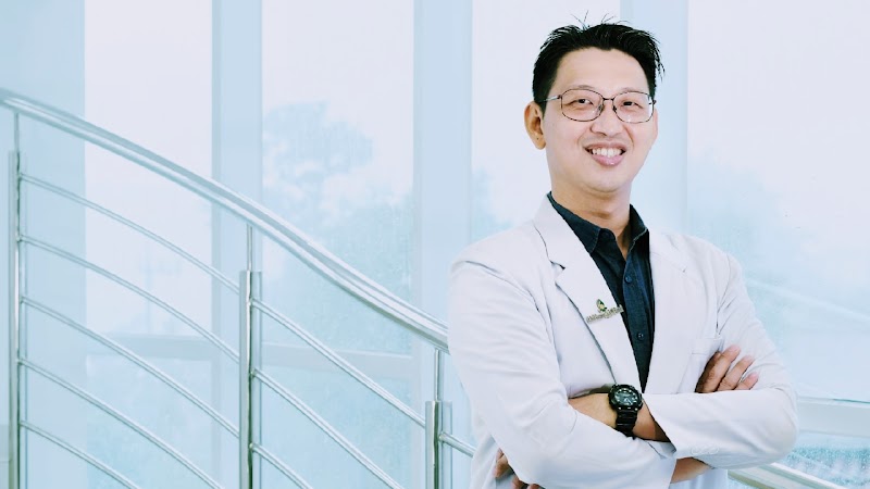 dr. Andi Gunawan, SpA (DOKTER SPESIALIS ANAK) in Gayungan