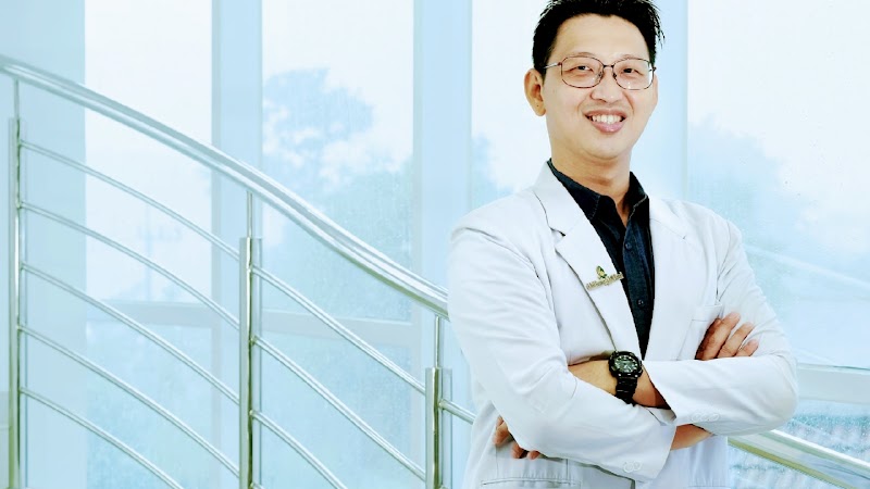 dr. Andi Gunawan, SpA (DOKTER SPESIALIS ANAK) in Gayungan