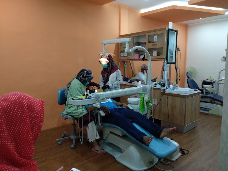 PRAKTIK DOKTER GIGI SPESIALIS KESEHATAN GIGI ANAK in Kota Jambi